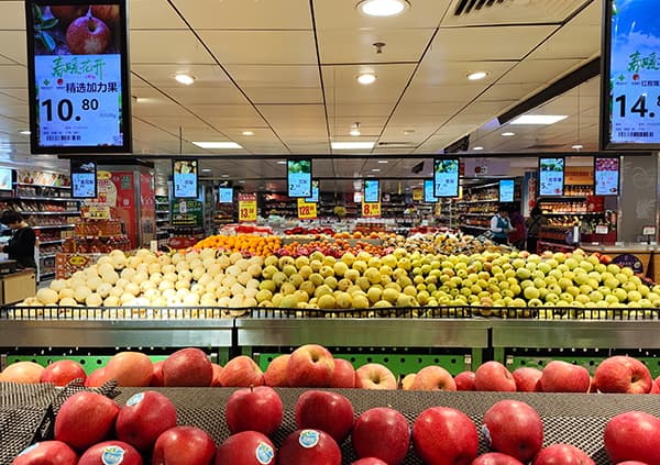 How to Choose Retail Store Digital Signage Solutions: Total Cost & Key Considerations